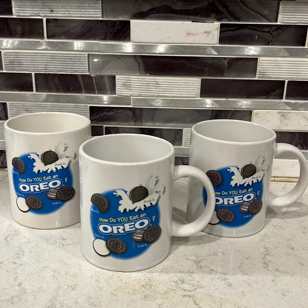 How do you eat an Oreo?  Nabisco mugs (3)